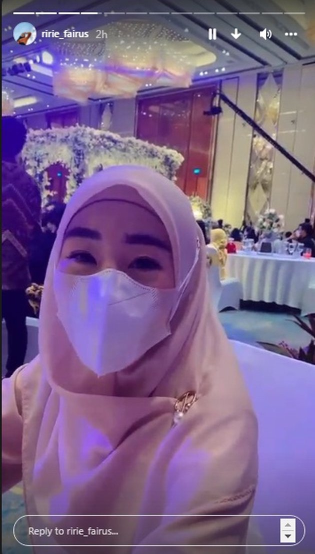 6 Beautiful Portraits of Ririe Fairuz and Larissa Chou at Ria Ricis' Wedding Reception, Still Compact and Happy Without Companions