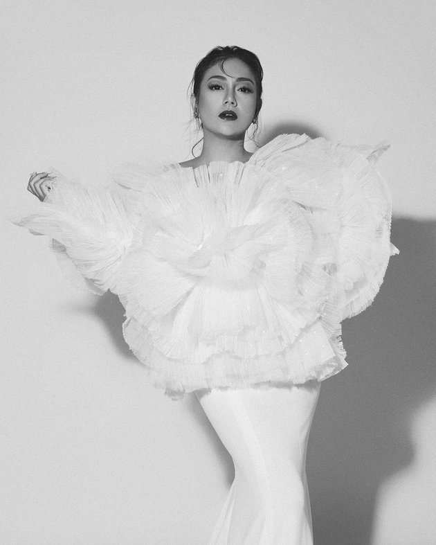 6 Portraits of Celine Evangelista in the Latest Photoshoot, Her Beauty Shines Even More in Black and White Photos - Her Dress is Very Elegant