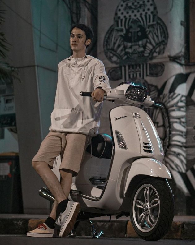 6 Potret Cole Gribble Star of the TV Series 'DARI JENDELA SMP' Riding a Vespa Scooter, Perfect as a Real Motorcycle Kid