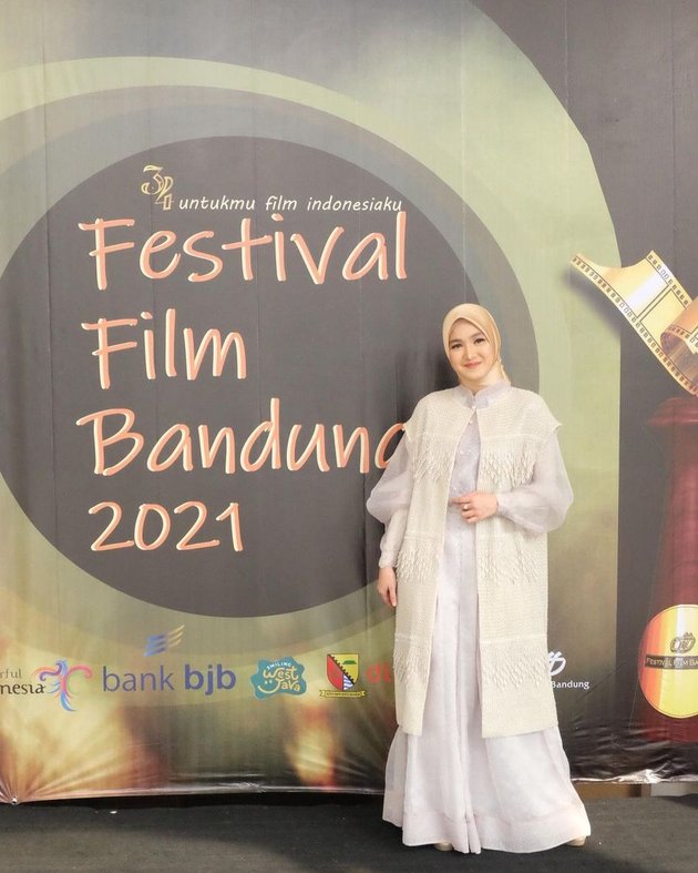 6 Portraits of Cut Syifa, the Star of the Series 'LOVE STORY THE SERIES' at the Bandung Film Festival 2021, Appearing Graceful and Enchanting