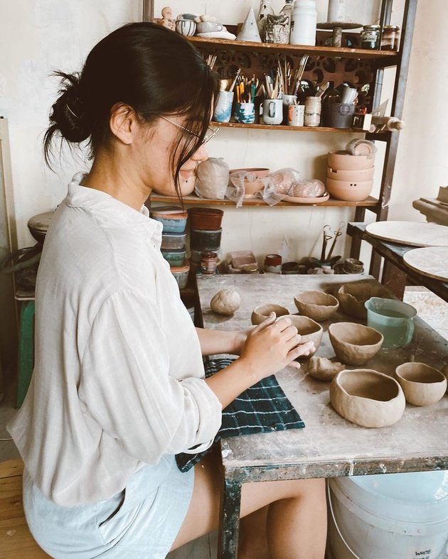 6 Potret Cut Syifa and Angela Gilsha, the Stars of 'SAMUDRA CINTA', Making Pottery, Netizens Focus on 'Stove Hose'