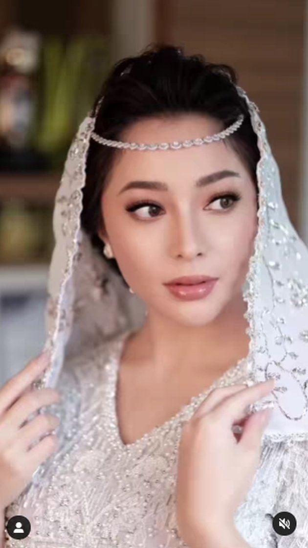 6 Portraits of Nikita Willy's Makeup and Dress Details in the 4-Month Religious Ceremony, Called Bumil Becoming More Beautiful - Her Curly Hair Becomes the Highlight