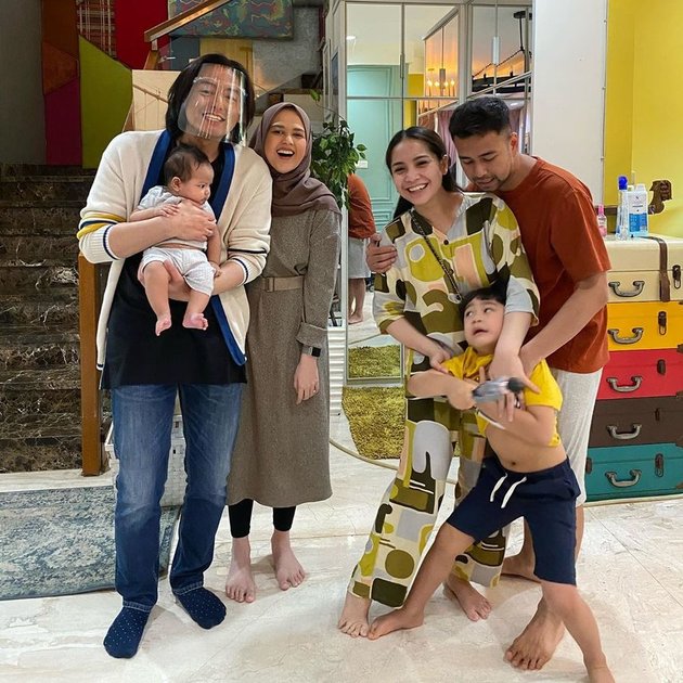 6 Moments of Rafathar Escaping When Invited to Take Photos with Cut Meyriska's Child, Hilarious - Finally Carried