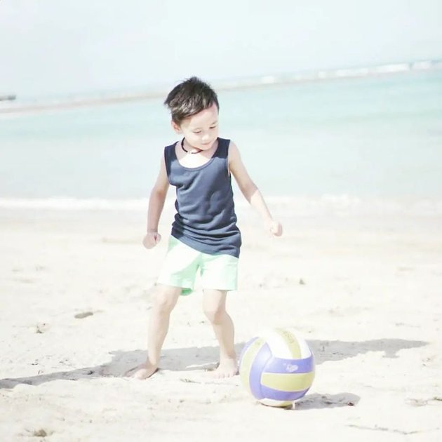 6 Portraits of Donny Michael, Star of the Soap Opera 'NALURI HATI', on Vacation to the Beach with Family, Having Fun Playing Ball with the First Child