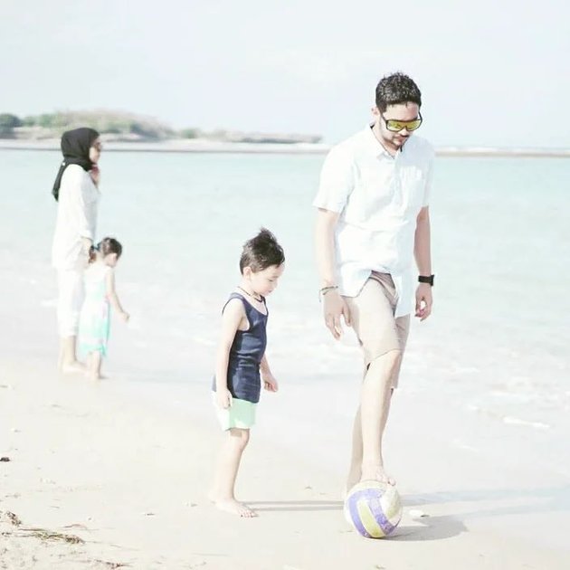 6 Portraits of Donny Michael, Star of the Soap Opera 'NALURI HATI', on Vacation to the Beach with Family, Having Fun Playing Ball with the First Child