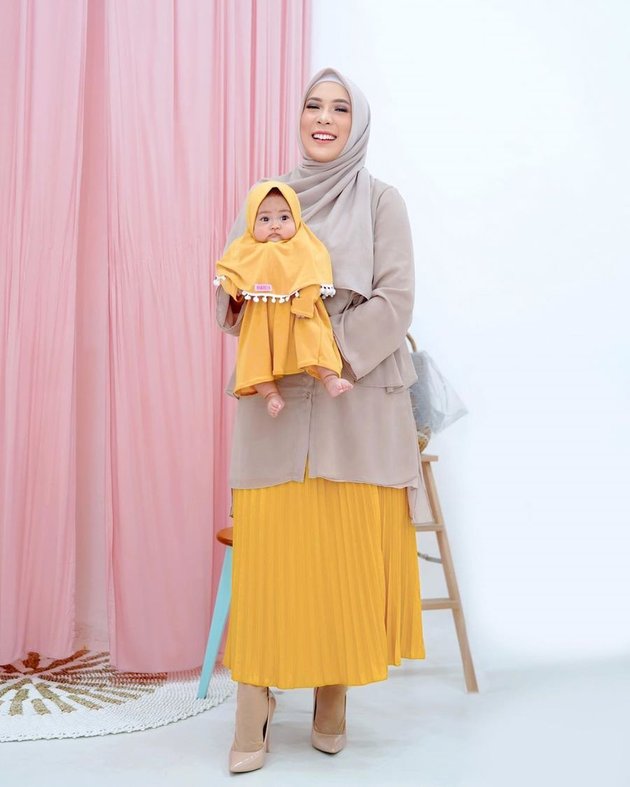 6 Photos of Fitri Tropica Twinning Outfits with Sada Amina: Always in Sync - The Little One is so Sweet