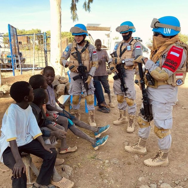 6 Handsome Portraits of Briptu Nabhani Akbar, the Viral Police Officer Teaching Children Quran in Sudan