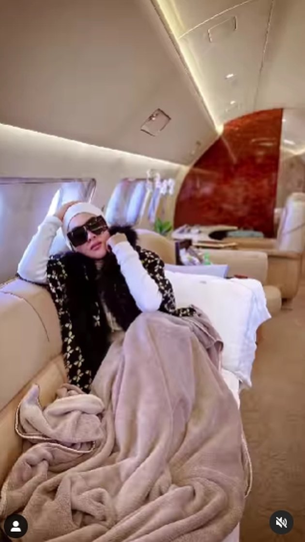 6 Portraits of Syahrini's Style When Bored on a Private Jet, Affectionately Bitten by Reino Barack - Drinking Hot Ginger While Asking for a Massage