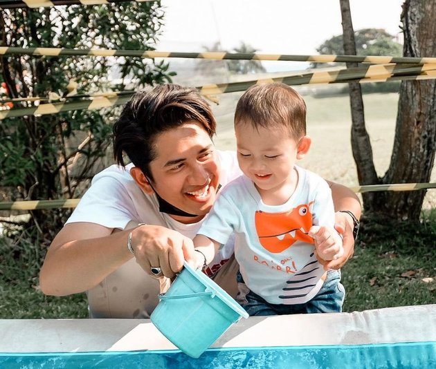 Muhammad Zayn El Barack Daulay lahir pada November 2019. Zayn nampak asik bermain bersama ayahnya.