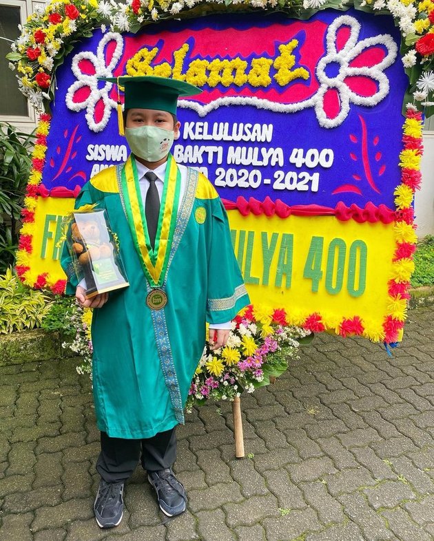 6 Portraits of Ivan Putra Inul Daratista Graduating Elementary School, Looking Handsome in a Graduation Gown - Netizens: Suddenly Passed Online School at Home