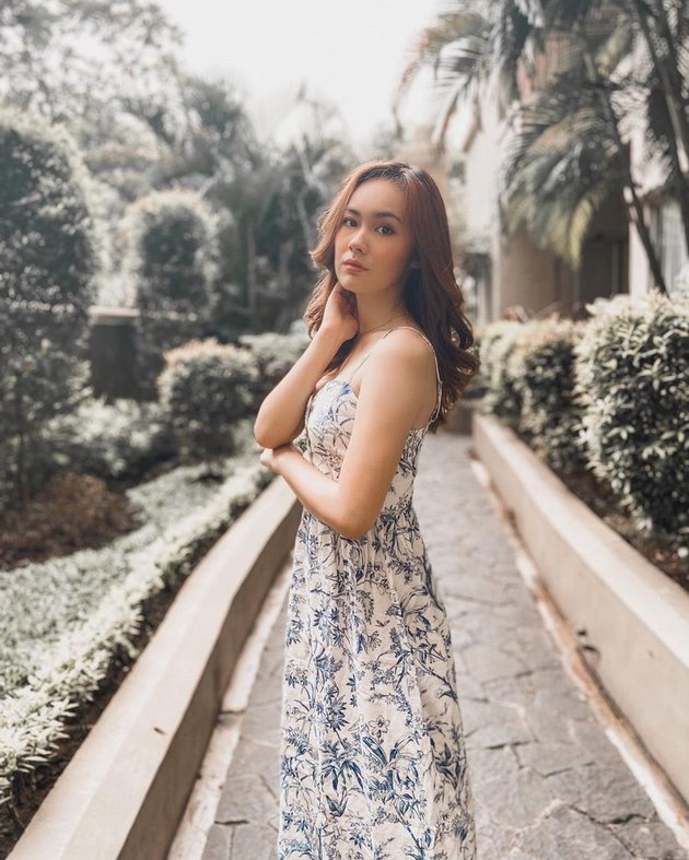 6 Photos of Jennifer Eve, Star of the Soap Opera 'NALURI HATI', Wearing Floral Outfits, Netizens: Some are Beautiful But Not Cleopatra