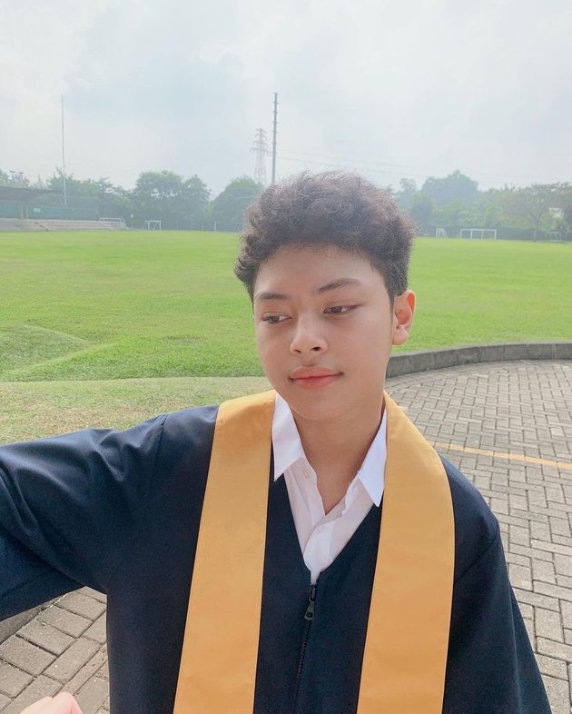 6 Portraits of Keanu Massaid, the Son of the Late Adjie Massaid, During Elementary School Graduation, Accompanied by Zahwa and Aaliyah - Getting Handsome and Wearing Glasses