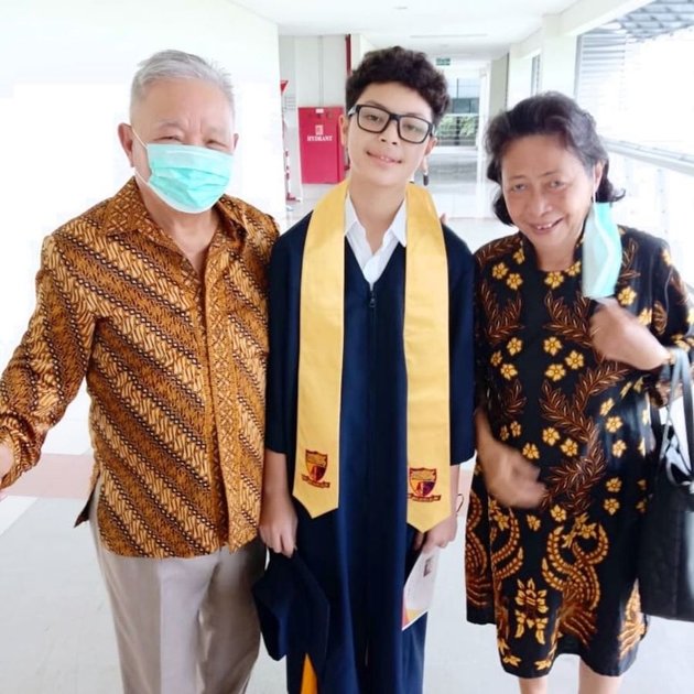 6 Portraits of Keanu Massaid, the Son of the Late Adjie Massaid, During Elementary School Graduation, Accompanied by Zahwa and Aaliyah - Getting Handsome and Wearing Glasses