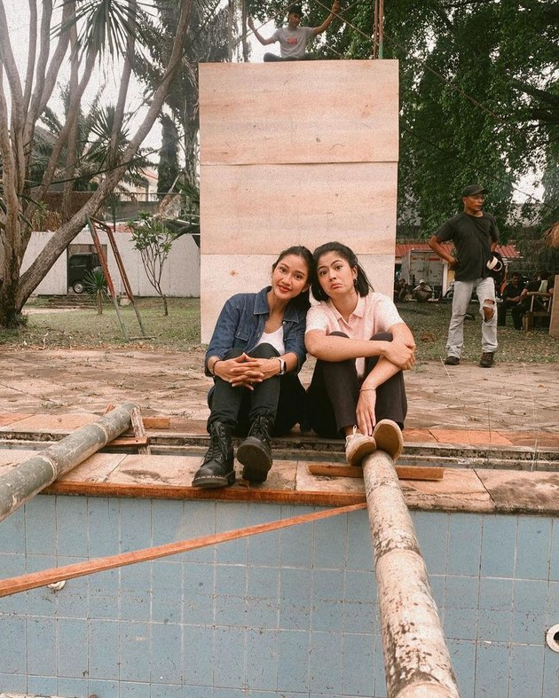 6 Portraits of Togetherness between Claresta Taufan and Hana Saraswati on the Set of the Soap Opera 'BUKU HARIAN SEORANG ISTRI', Tired Together Walking on Bamboo Stems
