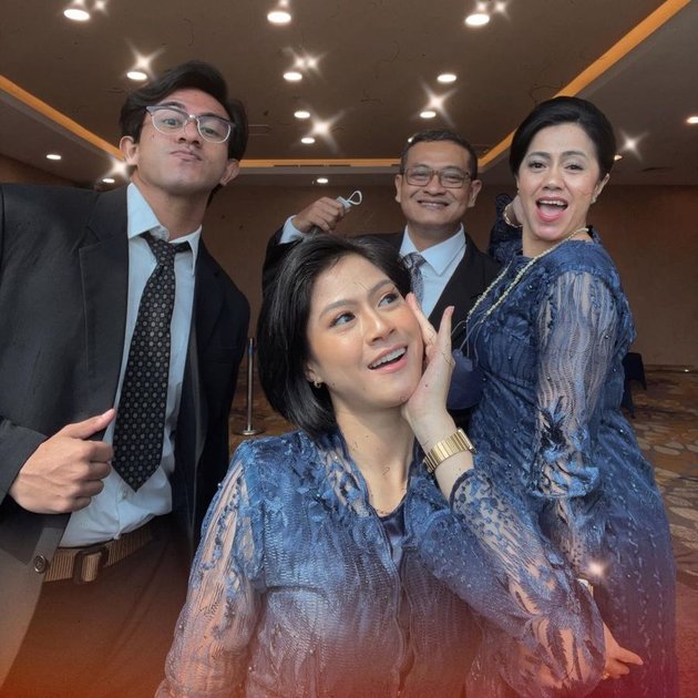 6 Portraits of Hana Saraswati, the Star of the TV Series 'BUKU HARIAN SEORANG ISTRI', with Her Beloved Family, Equally Enjoy Striking Unique Poses in Front of the Camera