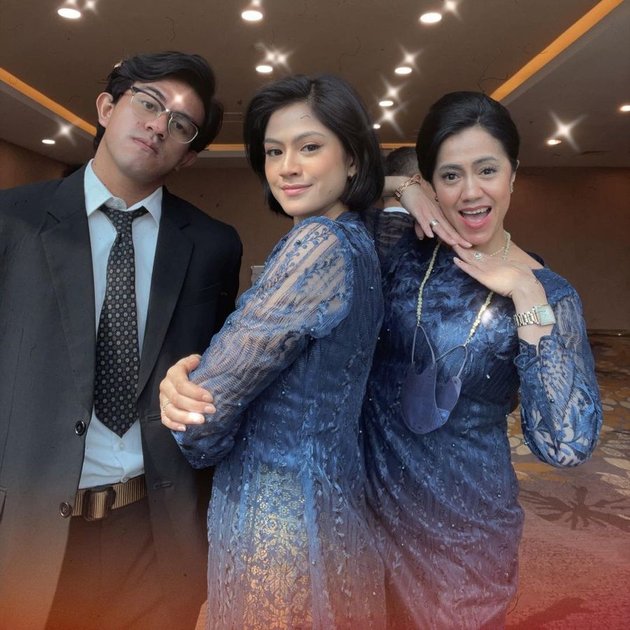 6 Portraits of Hana Saraswati, the Star of the TV Series 'BUKU HARIAN SEORANG ISTRI', with Her Beloved Family, Equally Enjoy Striking Unique Poses in Front of the Camera