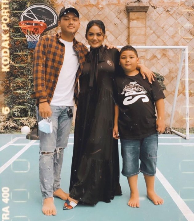 6 Portraits of Togetherness between Krisdayanti and Azriel Hermansyah, Three-person Photo with Raul Lemos Uploaded Right on Birthday Becomes Highlight