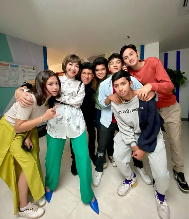 6 Portraits of Togetherness of Windy Wulandari with the Cast of the TV Series 'DARI JENDELA SMP', Familiar with Young Artists - Like a Mother who Always Cares