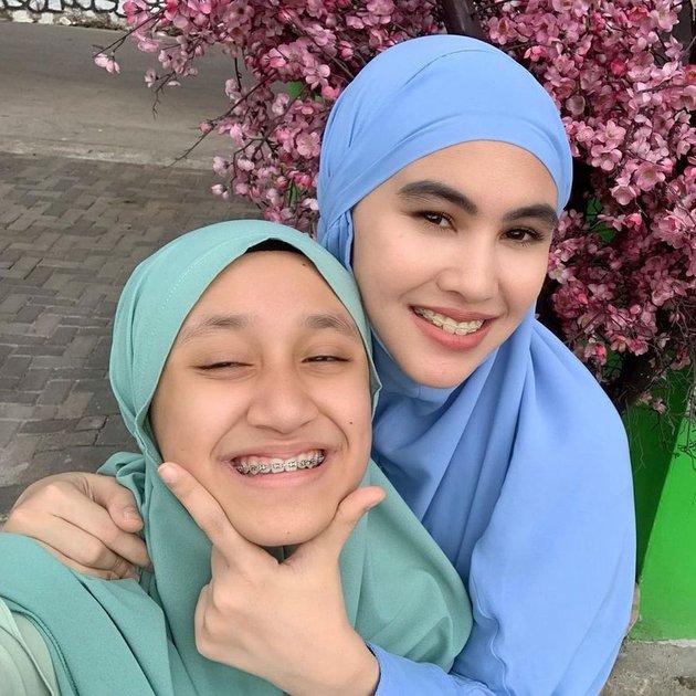 6 Photos of the Closeness between Kartika Putri and Syarifah Putri Habib Usman, Loved Like Her Own Child - Now They Can Only Video Call