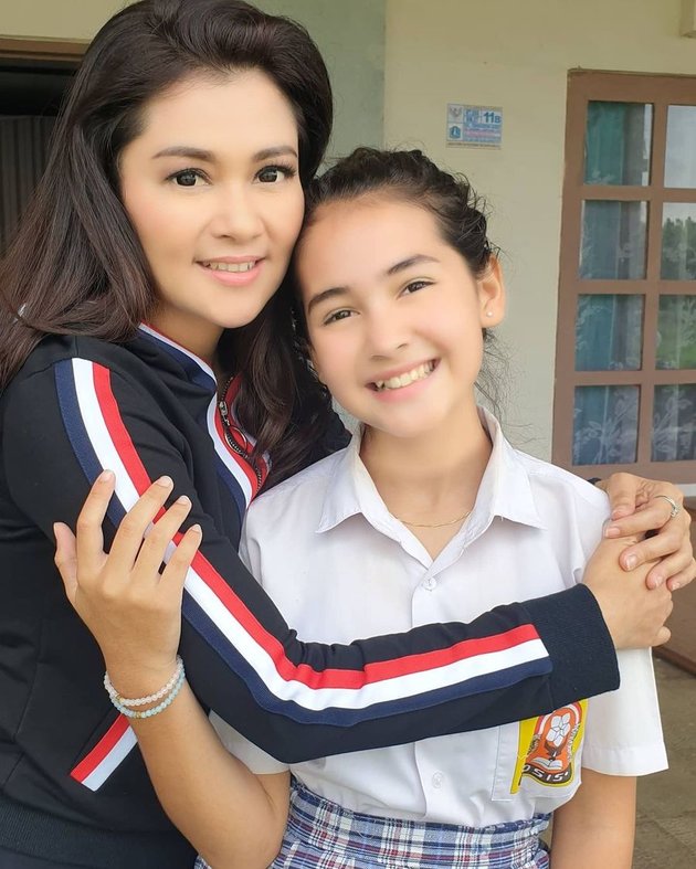 6 Portraits Of Sandrinna Michelles Closeness With Queen Dewi Imasy