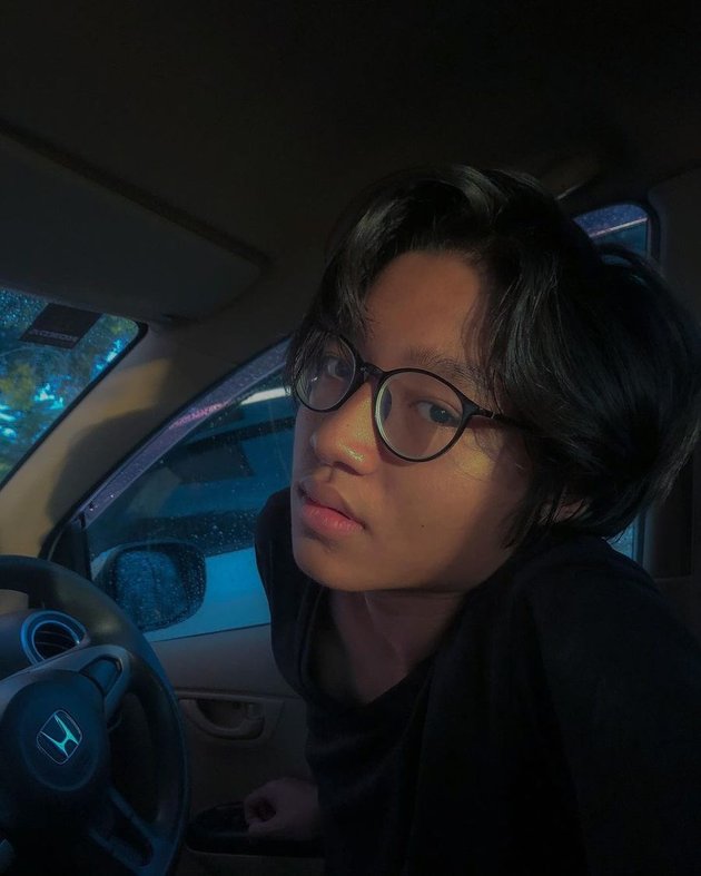 6 Photos of Kiesha Alvaro, Star of the TV Series 'DARI JENDELA SMP,' with 'Lexi' her Beloved Car, and Friends Hanging Out in Rey Bong's Car