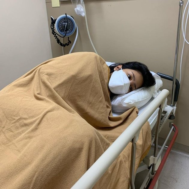 6 Latest Photos of Bunga Zainal Being Treated in the Hospital, Lying Weak and Refusing to Eat - Make Sure It's Not Because of Covid-19