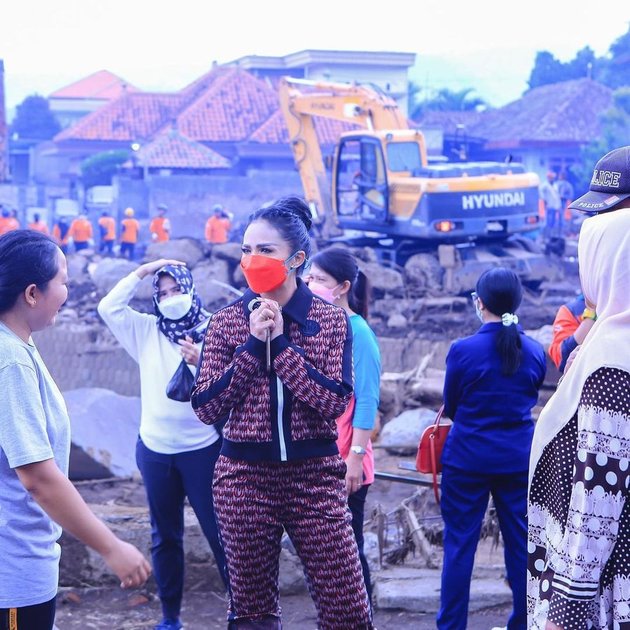 6 Potret Krisdayanti Visiting the Flash Flood Disaster Site in Batu-East Java, Returning to Hometown - Donating Rp50 Million