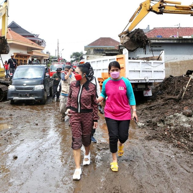6 Potret Krisdayanti Visiting the Flash Flood Disaster Site in Batu-East Java, Returning to Hometown - Donating Rp50 Million