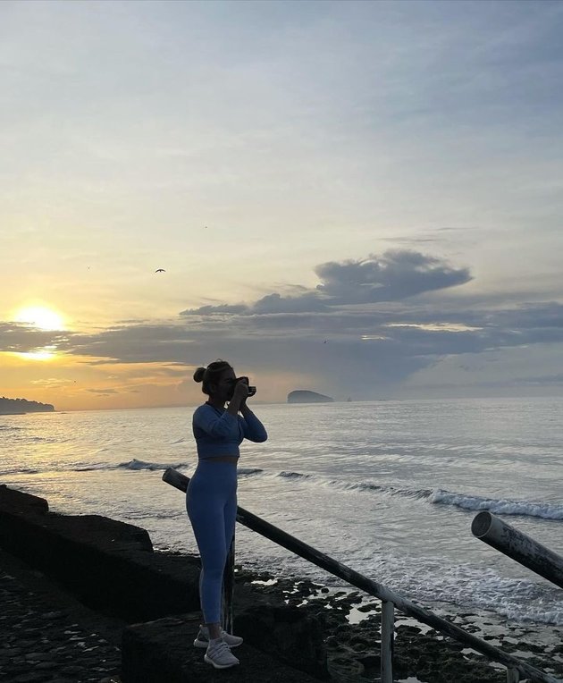 6 Pictures of Ayu Ting Ting's Vacation in Bali, Celebrating Bilqis' Birthday at Taman Safari - Enjoying the Sunset on the Beach