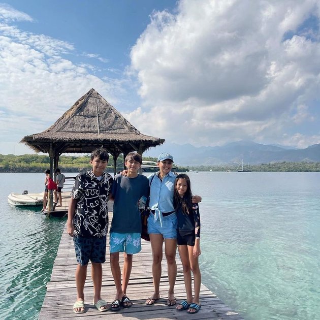 6 Photos of Donna Agnesia's Vacation to Menjangan without Darius Sinathrya, Enjoying Epic Views from the Boat - Showing off Smooth Back