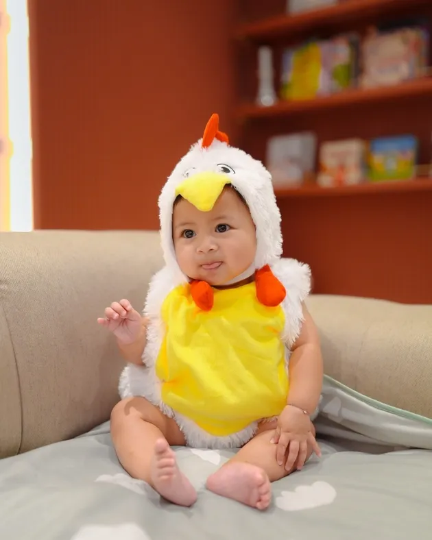 Lily anak Raffi Ahmad kostum ayam