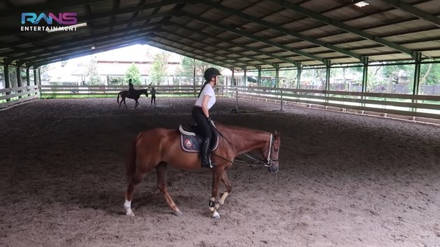 6 Potret Nagita Slavina Enjoying Horseback Riding, Calm and Graceful Like Merida from 'BRAVE' - Making Syahnaz Sadiqah in Disbelief