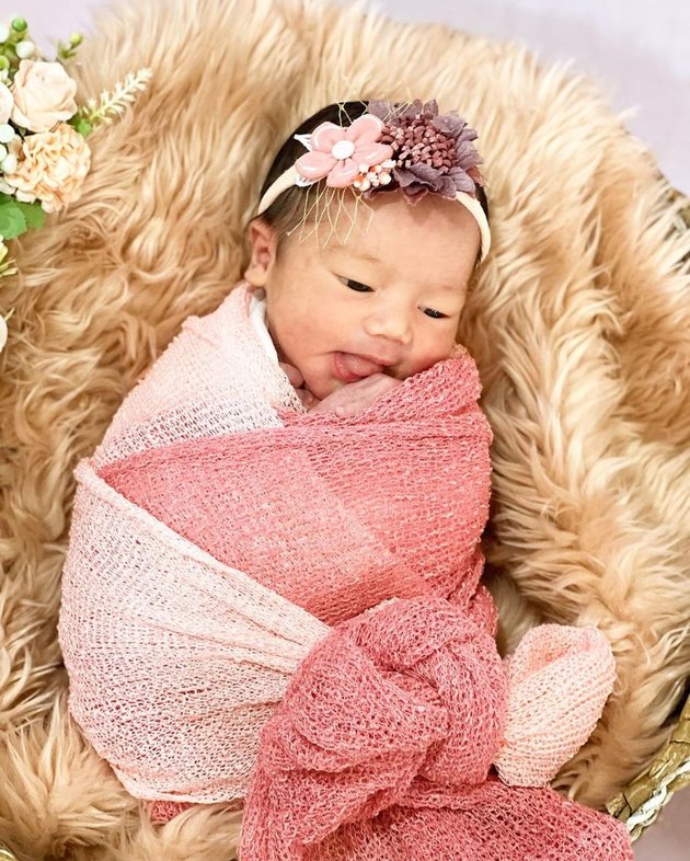6 Portraits of Newborn Photoshoot of Felicya Angelista and Caesar Hito, Baby Bible's Adorable Cheeks