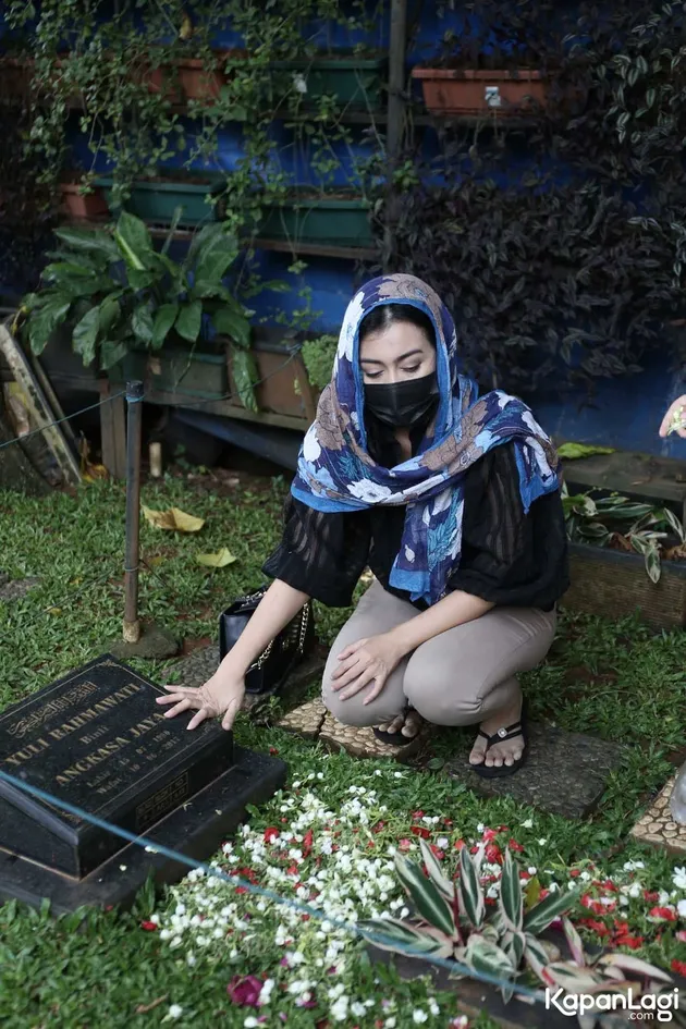 kakak julia perez, berita julia perez, makam julia perez, kabar julia perez