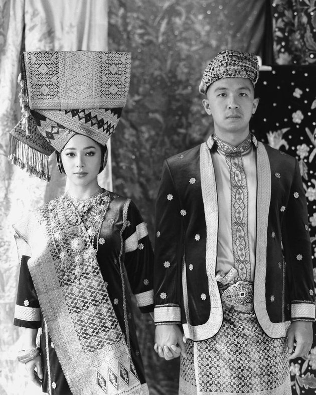 6 Portraits of Nikita Willy and Indra Priawan in Traditional Costumes, Netizens: Minang Goes Global