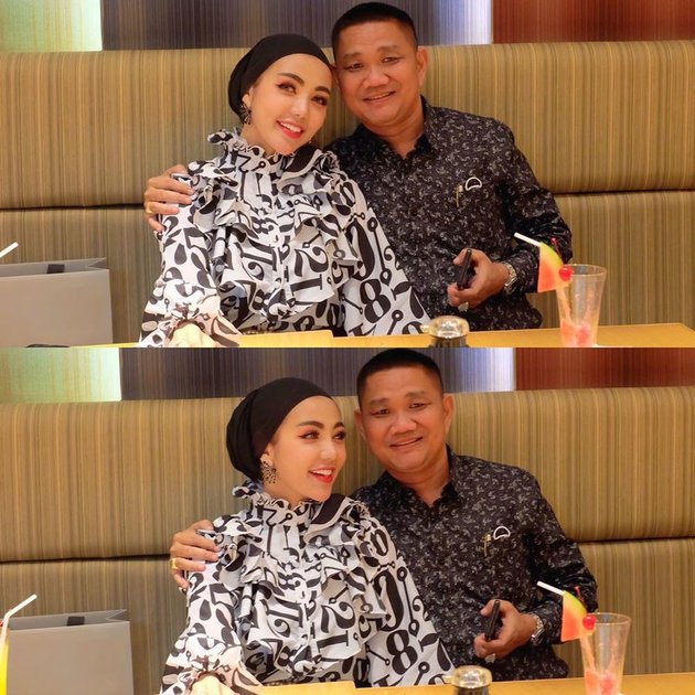 6 Portraits of OOTD Bella Shofie Wearing Hijab Turban When Going to the Mall, All Black and White