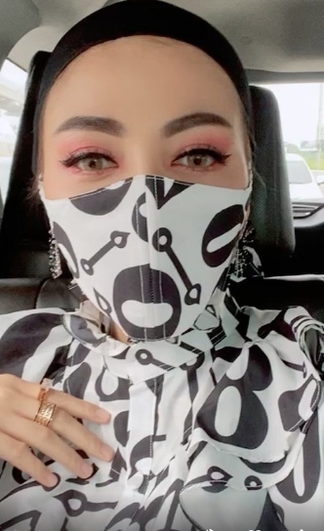 6 Portraits of OOTD Bella Shofie Wearing Hijab Turban When Going to the Mall, All Black and White