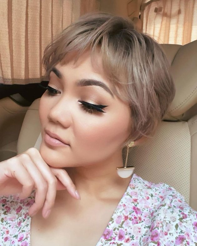 6 Latest Pictures of Rina Nose Looking Thinner and Super Short Hair, Blonde Hair Similar to Suzzanna - Astounding