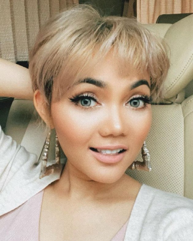 6 Latest Pictures of Rina Nose Looking Thinner and Super Short Hair, Blonde Hair Similar to Suzzanna - Astounding