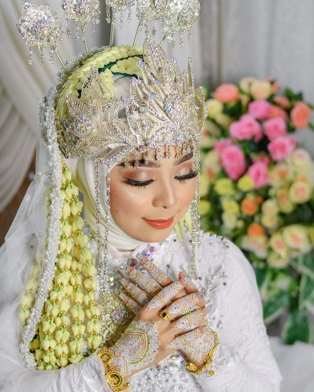 6 Portraits of Ayudia LIDA's Wedding, Very Graceful and Elegant in All-White Attire
