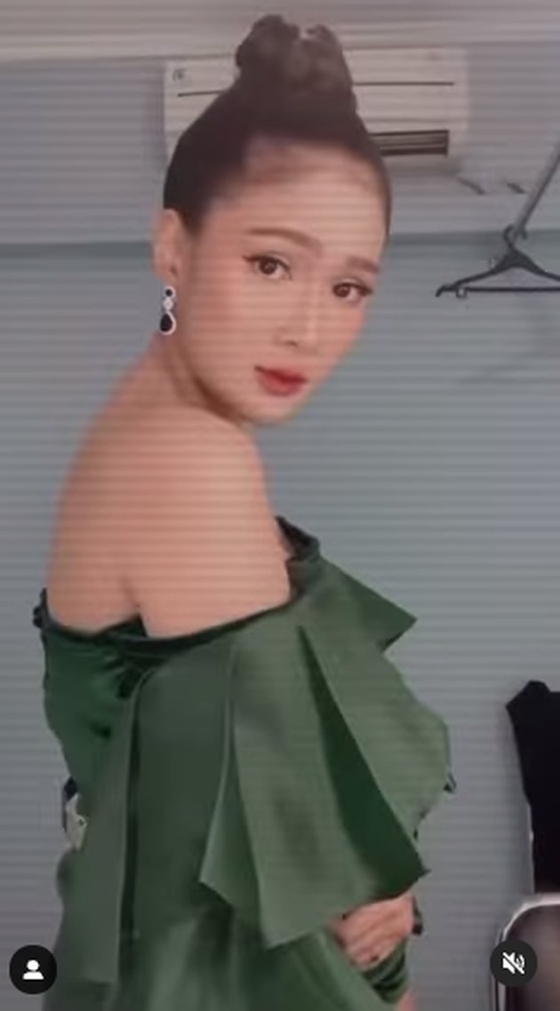 6 Potret Pesona Glamor Shanice Margaretha 'NALURI HATI' at Infotainment Awards 2021, Showing Off Green Shoulder Dress