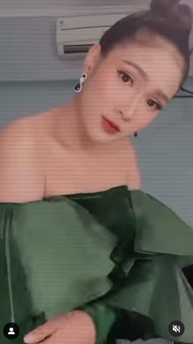 6 Potret Pesona Glamor Shanice Margaretha 'NALURI HATI' at Infotainment Awards 2021, Showing Off Green Shoulder Dress