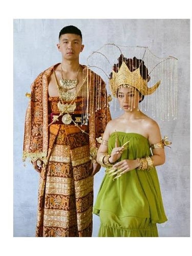 6 Portraits of Nikita Willy and Indra Priawan in Traditional Minang Attire, Beautiful Bride Wears Gold Crown