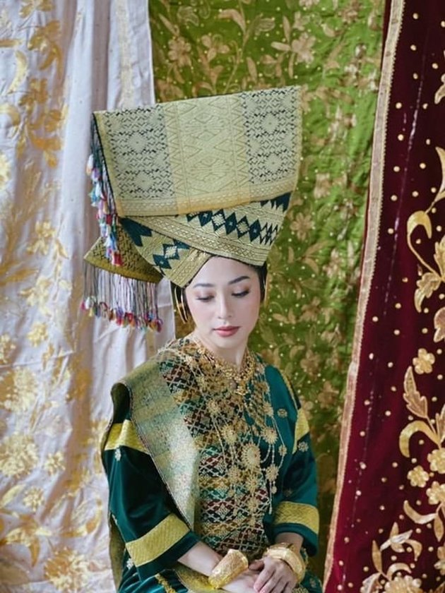 6 Portraits of Nikita Willy and Indra Priawan in Traditional Minang Attire, Beautiful Bride Wears Gold Crown