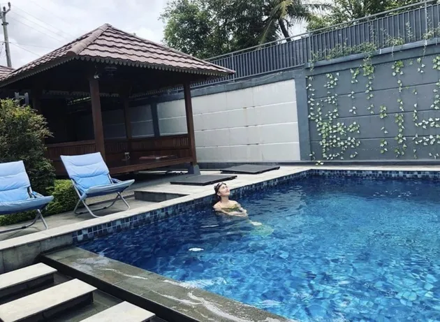 6 Potret Rumah Kedua Ayu Ting Ting Di Bogor Kolam Renang Luas Bikin Nggak Bosen Pas Social Distancing Corona Kapanlagi Com