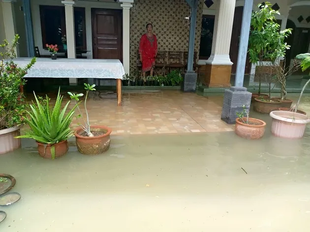 rumah iis dahlia, rumah orangtua iis dahlia kebanjiran, rumah iis dahlia kebanjiran