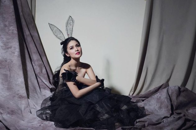 6 Beautiful and Adorable Portraits of Sandra Dewi with Bunny Ears, Like a Disney Princess - Making Netizens Can't Believe She Already Has 2 Children