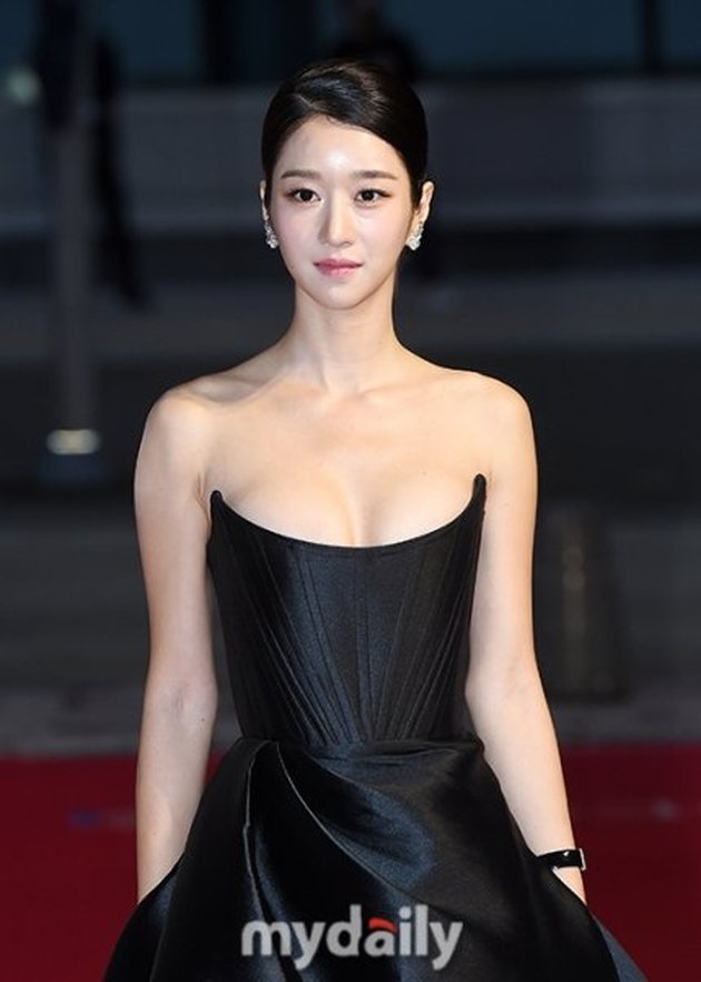 6 Potret Seo Ye Ji di Buil Film Awards 2020, Tampil Ala Black Swan dengan G...