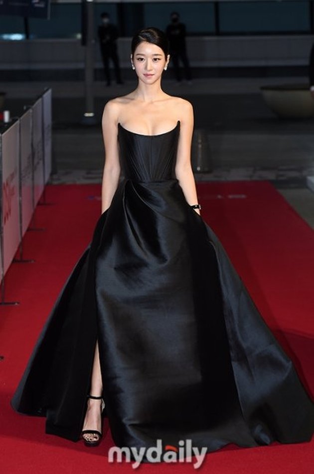 6 Potret Seo Ye Ji at the Buil Film Awards 2020, Channeling Black Swan in a Dress Worth 65 Million Rupiah