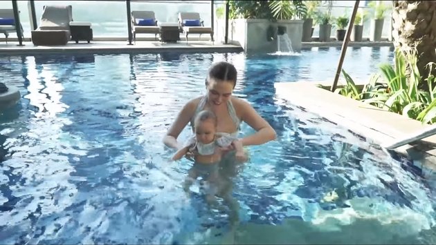 6 Portraits of Shandy Aulia Inviting Little One to Swim, Netizens Worry About Water Entering Her Ears